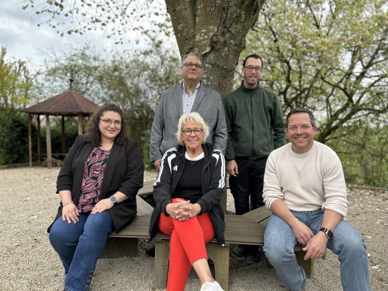 Mitglieder des Vorstands beim „Probesitzen“ auf der neuen Bank (von unten links: Conny Weltgen, Uschi Viehof, Jochen Siegert, Matthias Weltgen, Fabian Marquardt)